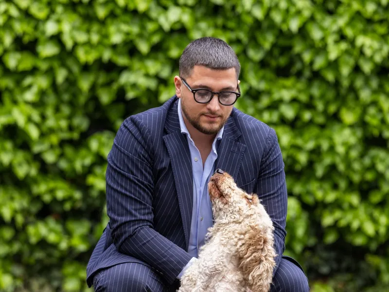 Antonio Vella, Gr\u00fcnder von Vetprotect24, mit seinem Hund Milou