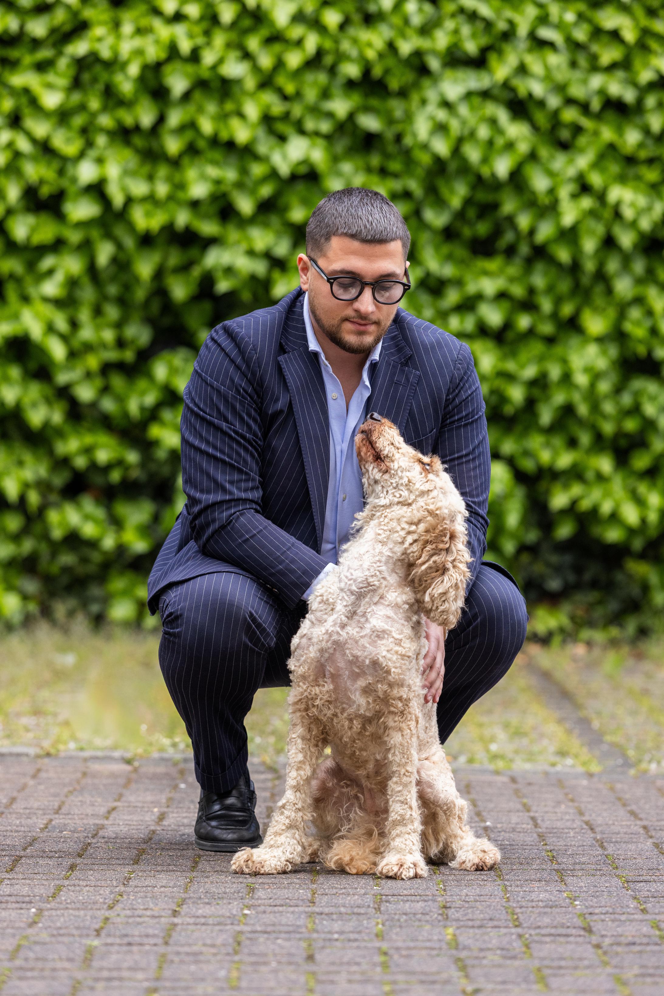 Antonio Vella, Gründer von Vetprotect24, mit seinem Hund