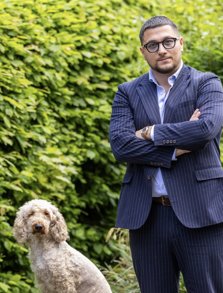 Antonio Vella im Gespräch mit seinem Team bei Vetprotect24